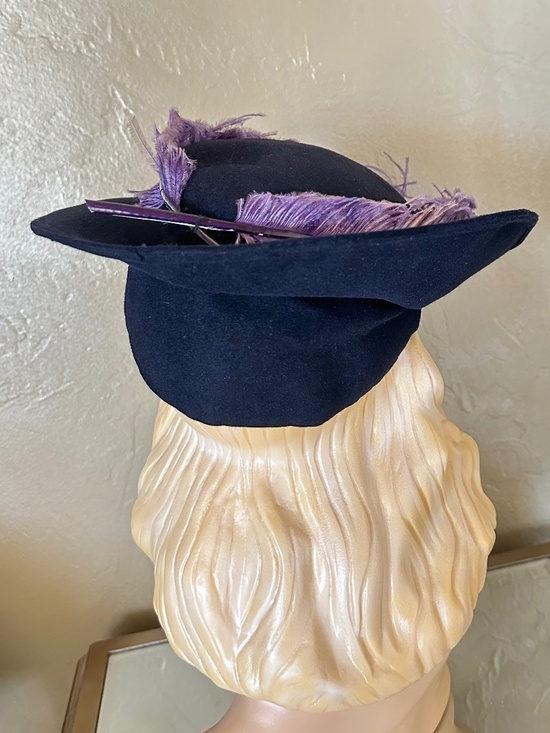 EXCEPTIONAL 1940s\' BLACK FELT WIDE BRIM TILT HAT + PURPLE OSTRICH FEATHERS main image 8